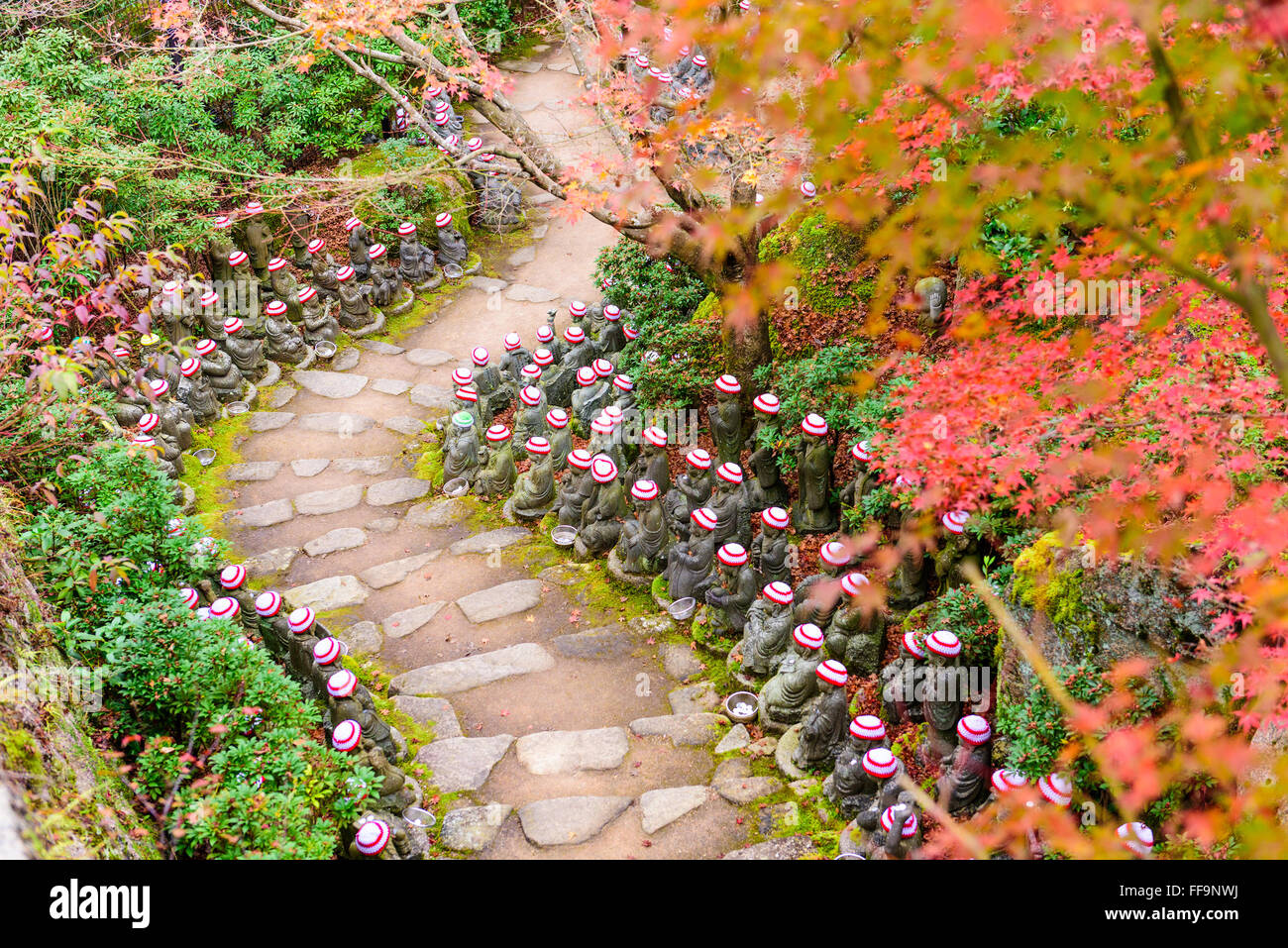 L'isola di Miyajima, Hiroshima, Giappone presso il Buddha rivestita pathways al Daisho-nel tempio motivi. Foto Stock