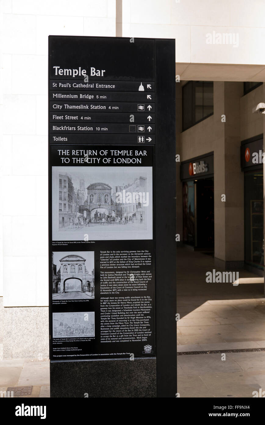 Un digital signage con fatti storici su Temple Bar in mostra a Londra, Regno Unito. Foto Stock