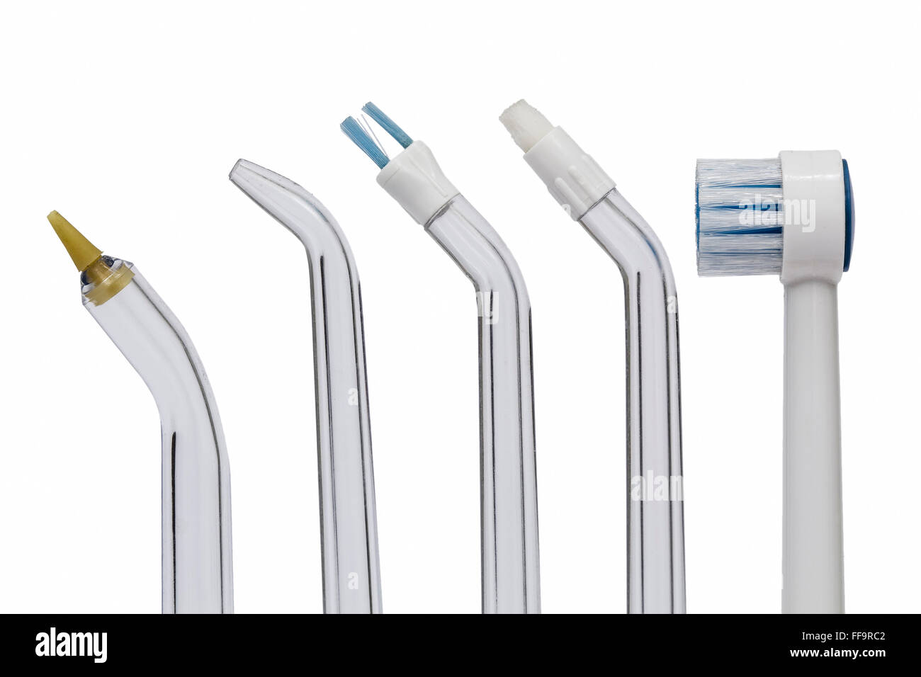 Strumenti per la pulizia dentale, isolato su sfondo bianco Foto Stock