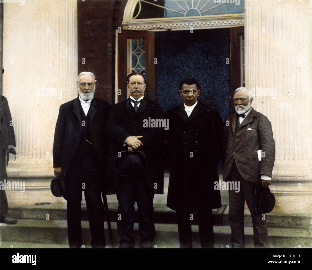 Istituto di TUSKEGEE 1906. /Nsinistra a destra: fiduciario Robert C. Ogden, William Howard Taft, Booker T. Washington, e Andrew Carnegie al venticinquesimo anniversario a Tuskegee Institue, Alabama, nel 1906. Foto Stock