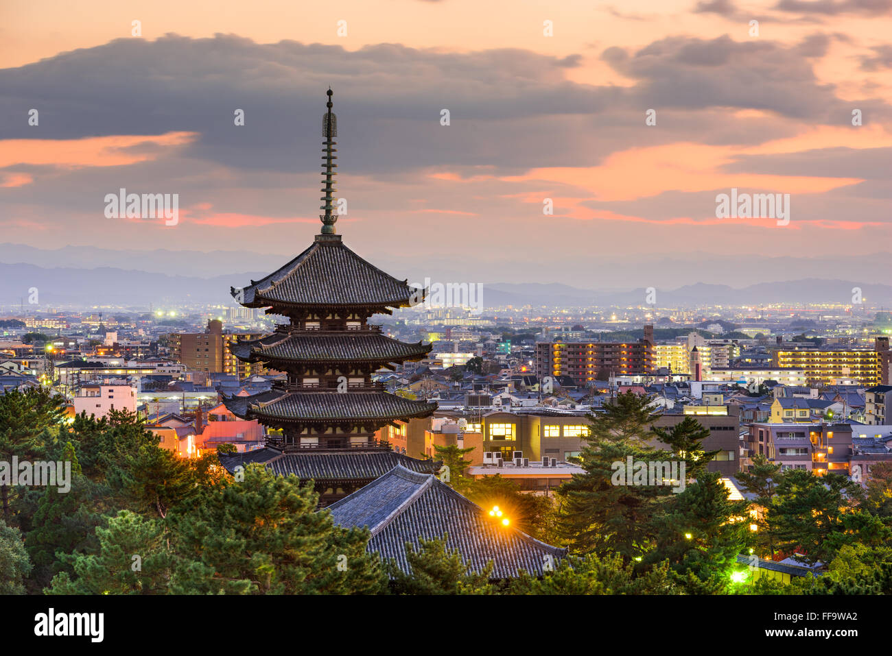 Nara, Giappone pagoda e città al crepuscolo. Foto Stock