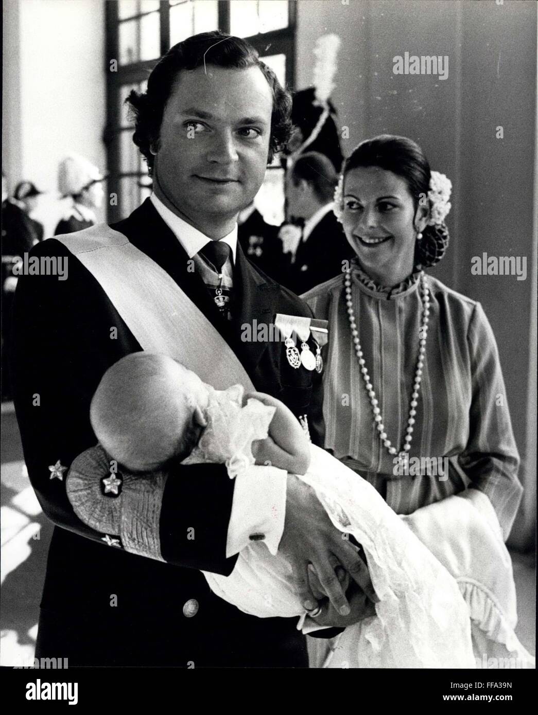 1977 - Battesimo della Principessa Victoria il Re Gustavo e la Regina Silvia di Svezia arriva con baby Principessa Victoria al banchetto dopo il battesimo. © Keystone Pictures USA/ZUMAPRESS.com/Alamy Live News Foto Stock