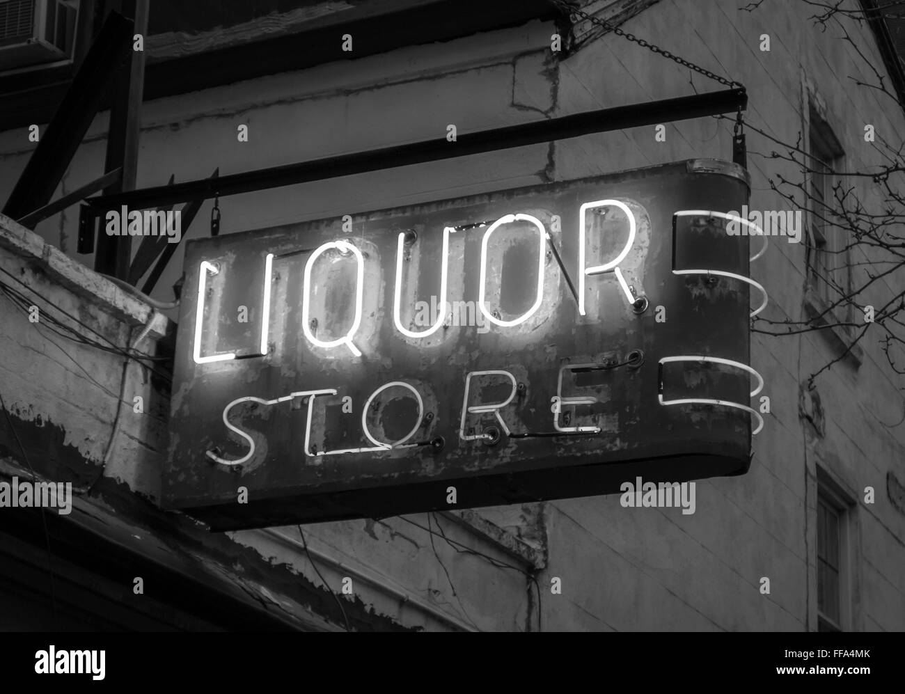 Neon luminoso negozio di liquori segno nella città di New York Foto Stock