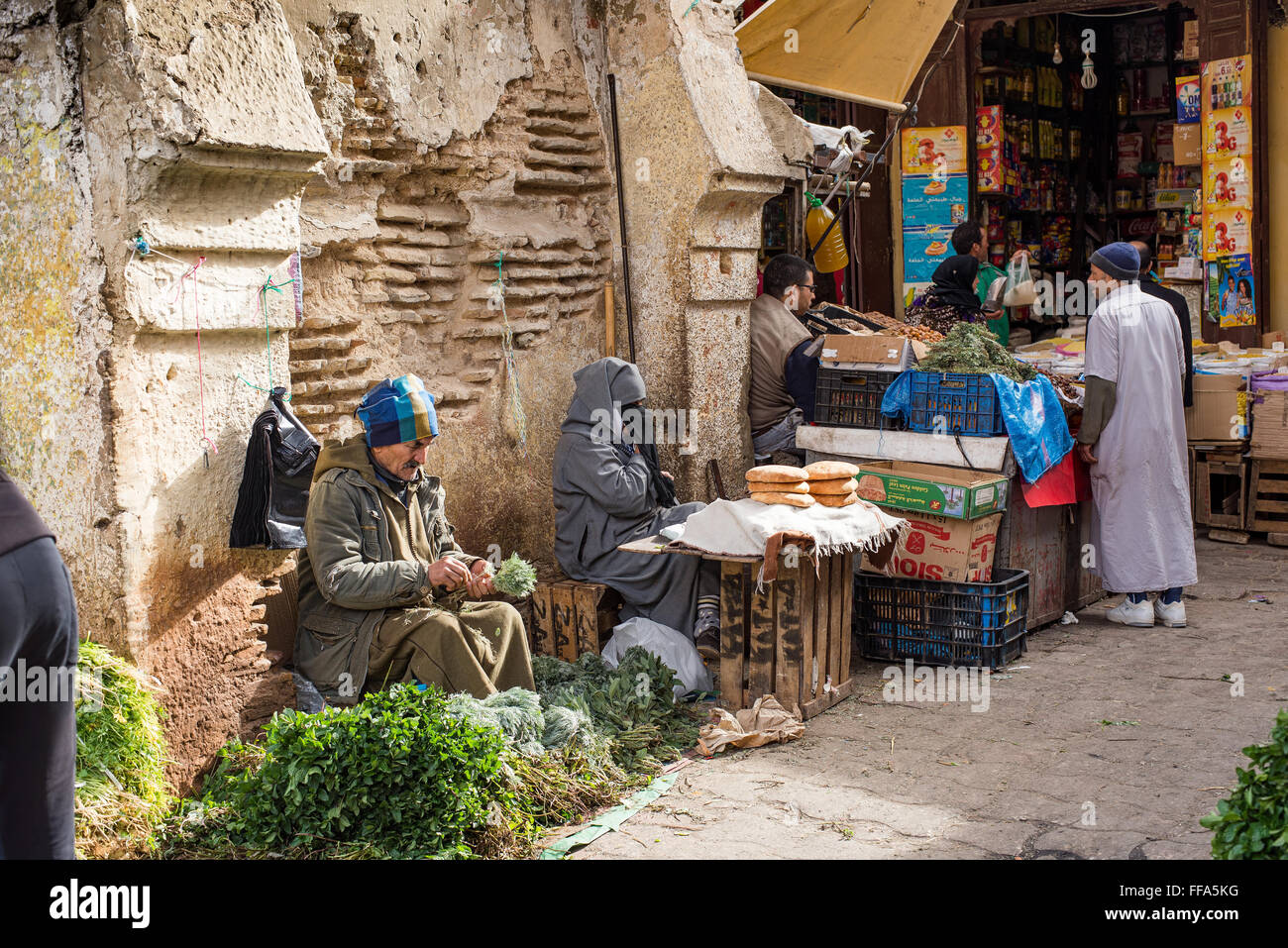L'uomo vendere tipico arabian erbe aromatiche in una tipica strada di Meknes medina. Meknes, Marocco Foto Stock