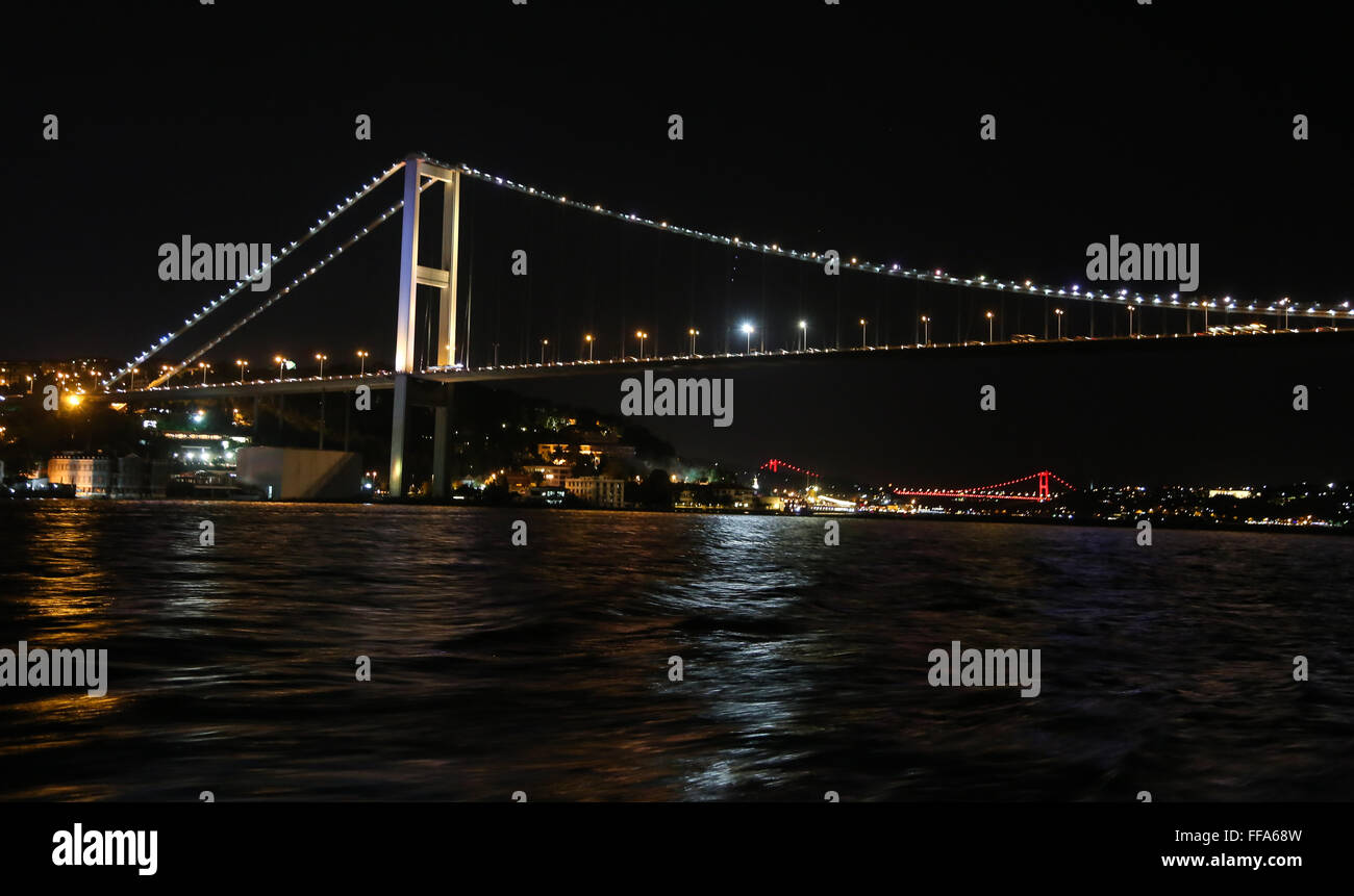 Ponte sul Bosforo durante la notte nella città di Istanbul, Turchia Foto Stock