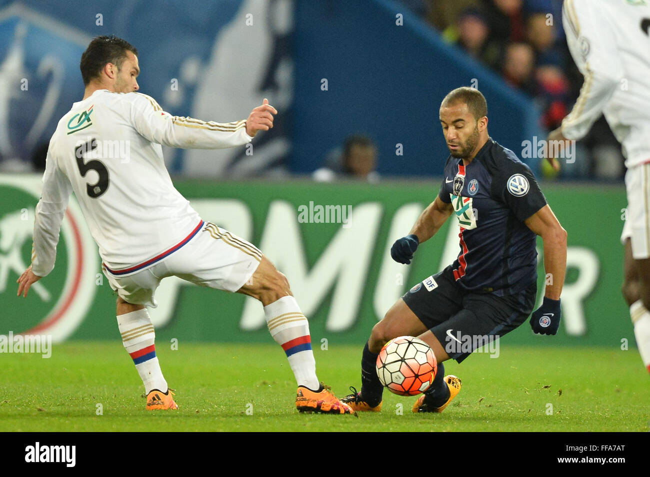 Parigi, Francia. 10 Febbraio, 2016. French Cp il calcio. Parigi Dt Germain rispetto a Lione. LUCAS MOURA (PSG) tagli all'interno Morel (Lione) © Azione Sport Plus/Alamy Live News Foto Stock