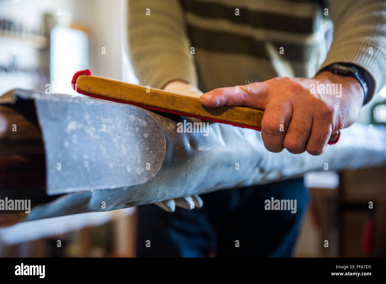 Organaro Andreas Arnold lavorando su un fischio nel suo laboratorio di Montelabbate, Italia, 22 gennaio 2016. Per 50 anni, il Workshop di organo di Mecklenburg sta producendo la regina degli strumenti'. Fondata nel 1966 da Arnold's suocero, la società ha prodotto e restaurato più di 150 organi. Secondo il tedesco Organaro unione, il numero dei seminari è aumentata negli ultimi venti anni da 250 a più di 400. Foto: Jens Buettner/dpa Foto Stock