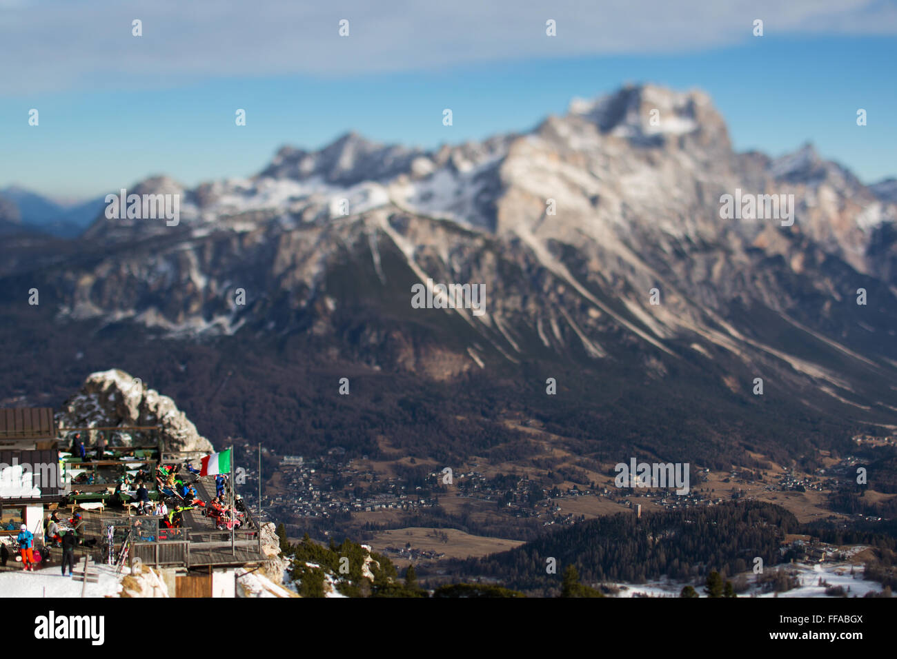 Tilt Shift vista dello sci bar a Pomedes, Cortina d'Ampezzo, Dolomiti, Belluno, Italia Foto Stock