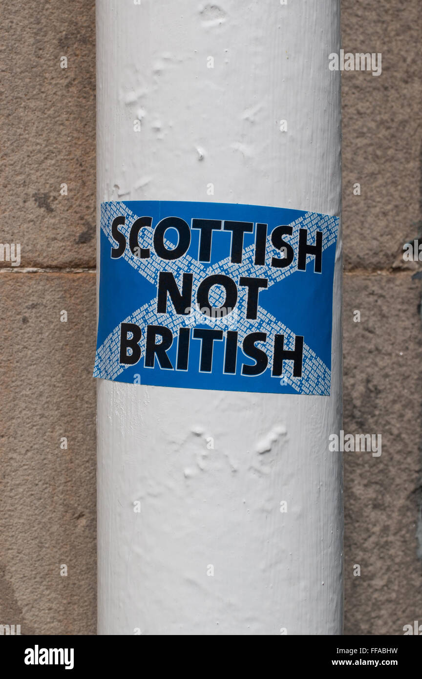 Indipendenza scozzese: 'Scottish non britannica" un adesivo su una polo bianca in una strada scozzese di Edimburgo Foto Stock