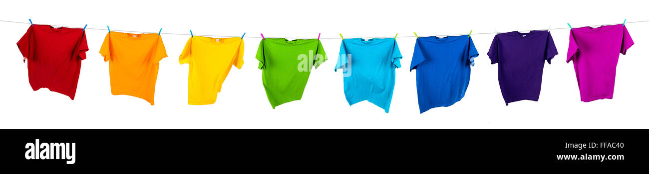 Rainbow camicie sulla linea di lavaggio Foto Stock