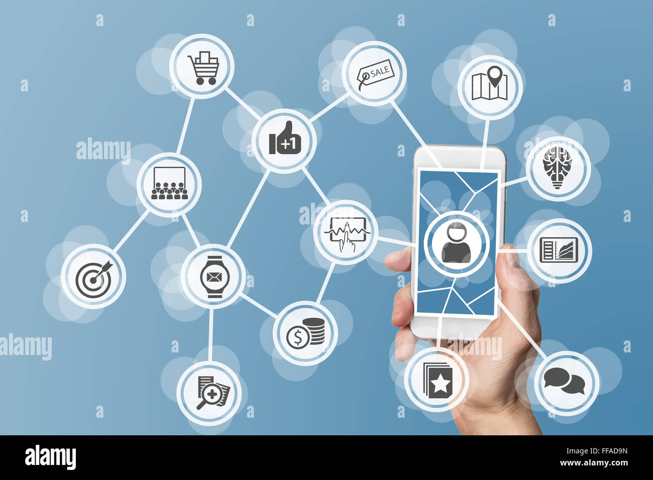 Online marketing mobile sfruttando i dati di grandi dimensioni, analytics e social media. Concetto con mano azienda moderne smart phone Foto Stock