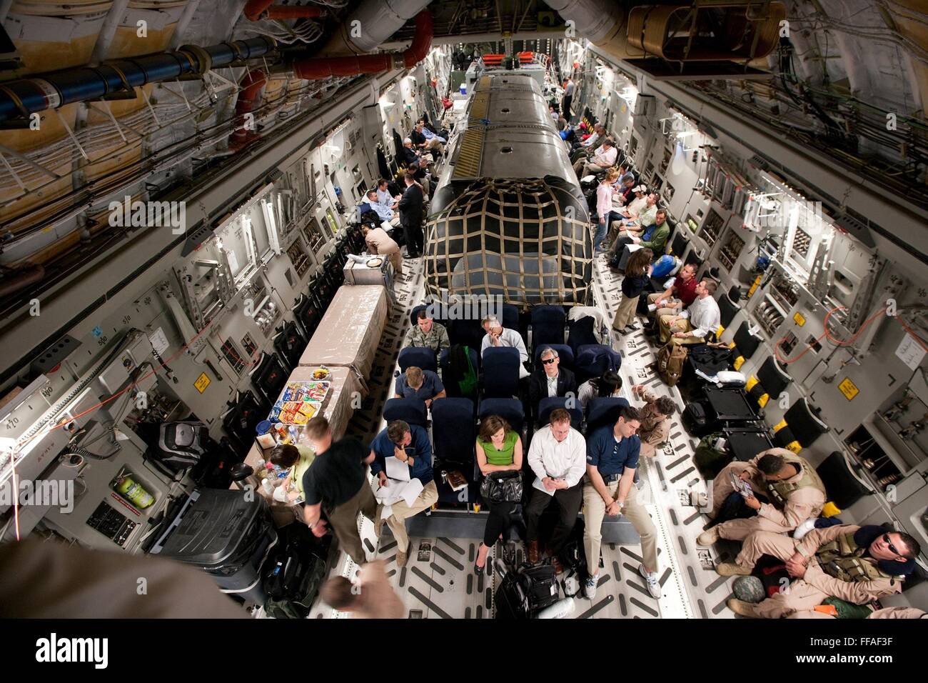 Interno di un U.S Air Forces C-17 piano di carico che trasportano una modificata Airstream trailer di Vice Presidente Joe Biden durante una visita in Iraq il 2 luglio 2009. Il Vice Presidente per il personale e premere corps membri siedono su sedili lungo il lato del piano. Foto Stock