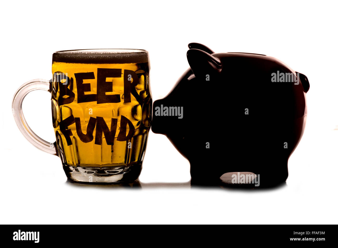 Risparmio di denaro per una pinta di birra intaglio Foto Stock
