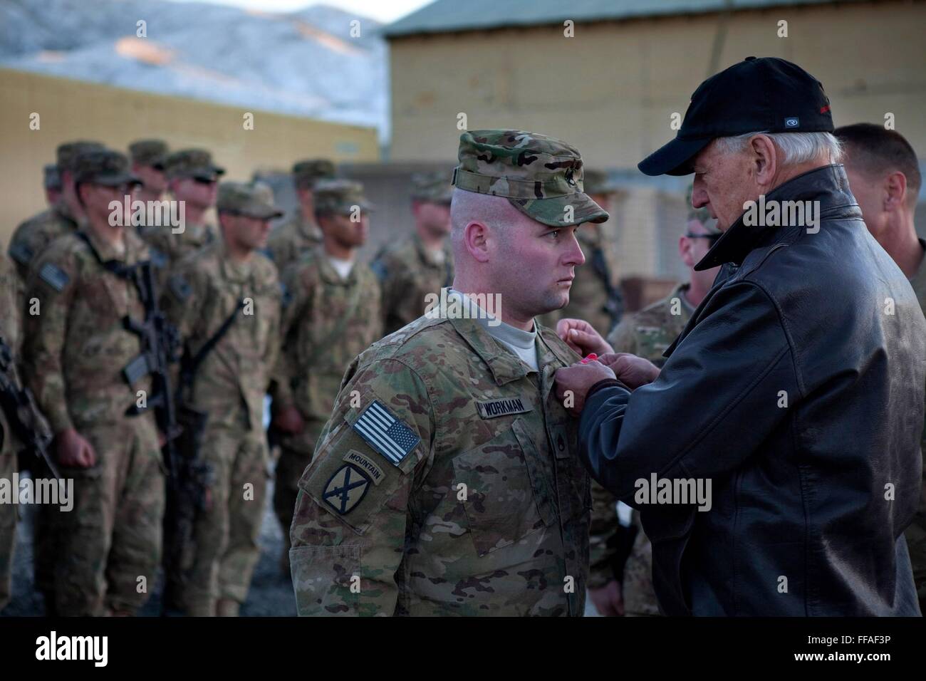 U.S Vice presidente Joe Biden perni una Stella di Bronzo sul personale dell'esercito sergente Ciad operaio dell'esercito decimo Montagna divisione Task Force di tempesta in avanti una base operativa Airborne 11 gennaio 2011 nella provincia di Wardak, Afghanistan. Foto Stock