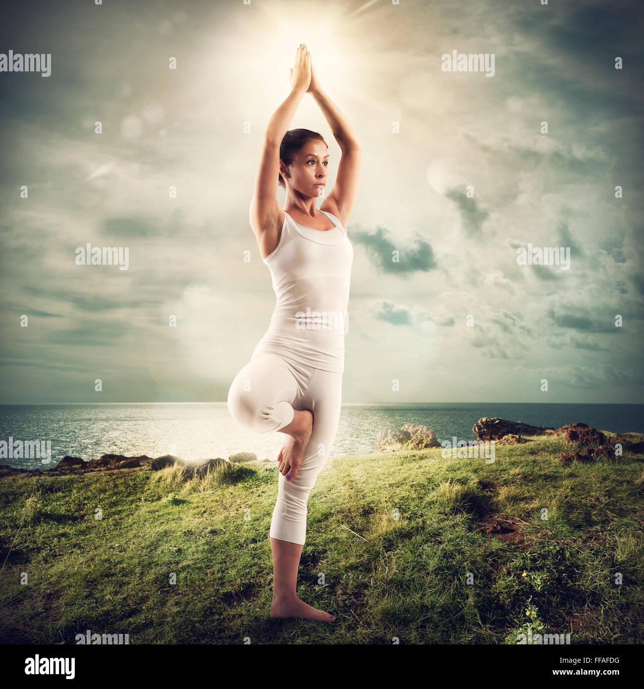 Lo Yoga in un paesaggio naturale Foto Stock