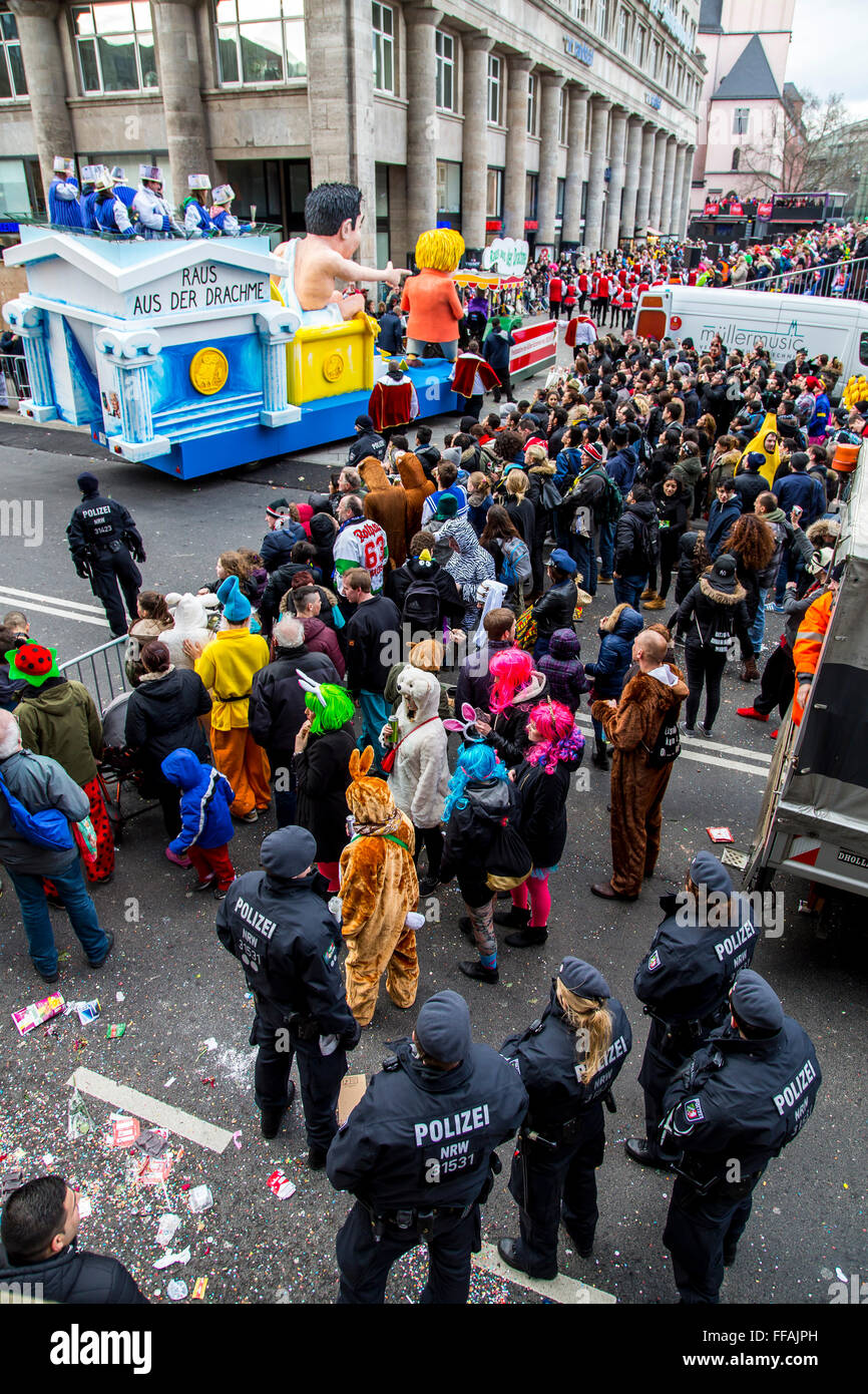 Operazione di polizia durante il carnevale a Colonia, Germania, durante il lunedì di Rose Parade, i funzionari di polizia a dovere nella città, Foto Stock