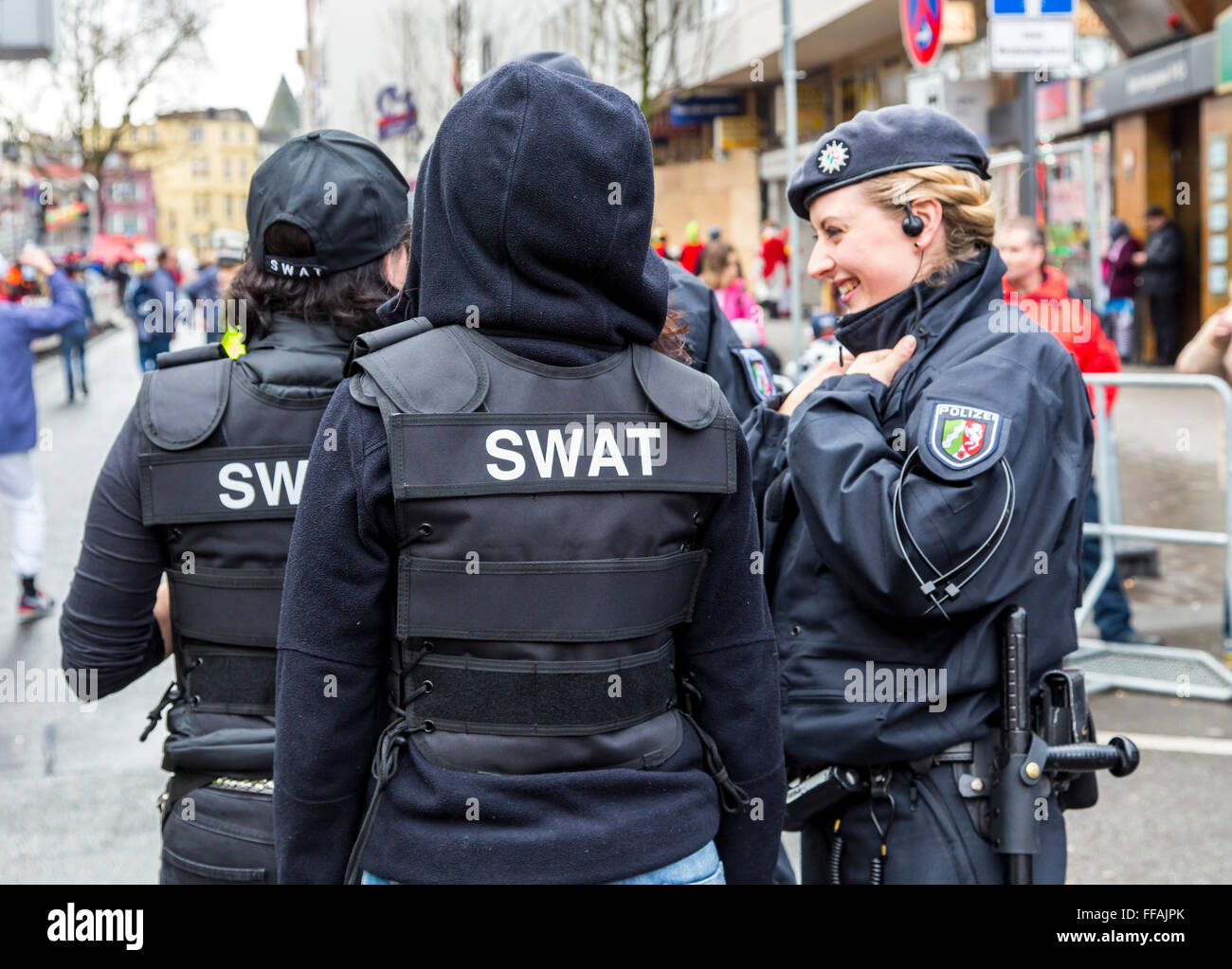 Operazione di polizia durante il carnevale a Colonia, Germania, durante il lunedì di Rose Parade, i funzionari di polizia a dovere nella città, Foto Stock