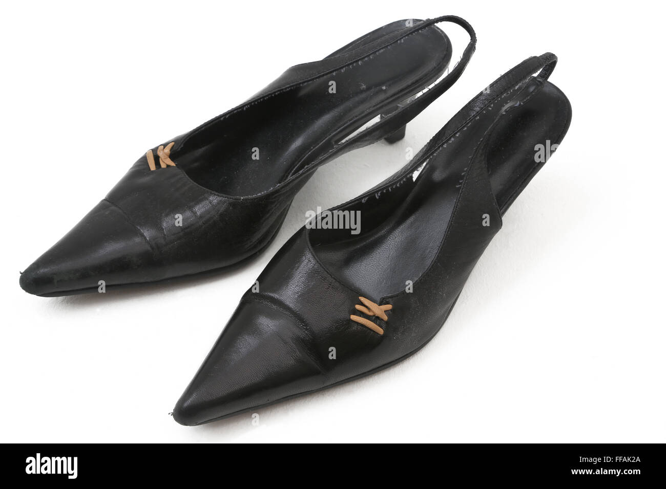 Una coppia di pelle nera a fionda indietro scarpe con i tacchi gattino Foto Stock
