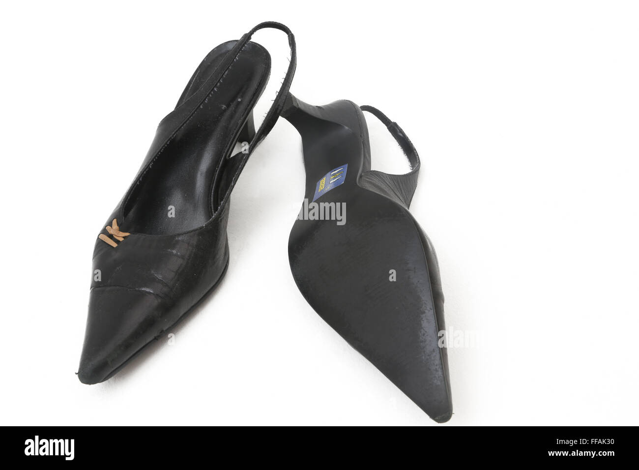 Una coppia di pelle nera a fionda indietro scarpe con i tacchi gattino Foto Stock