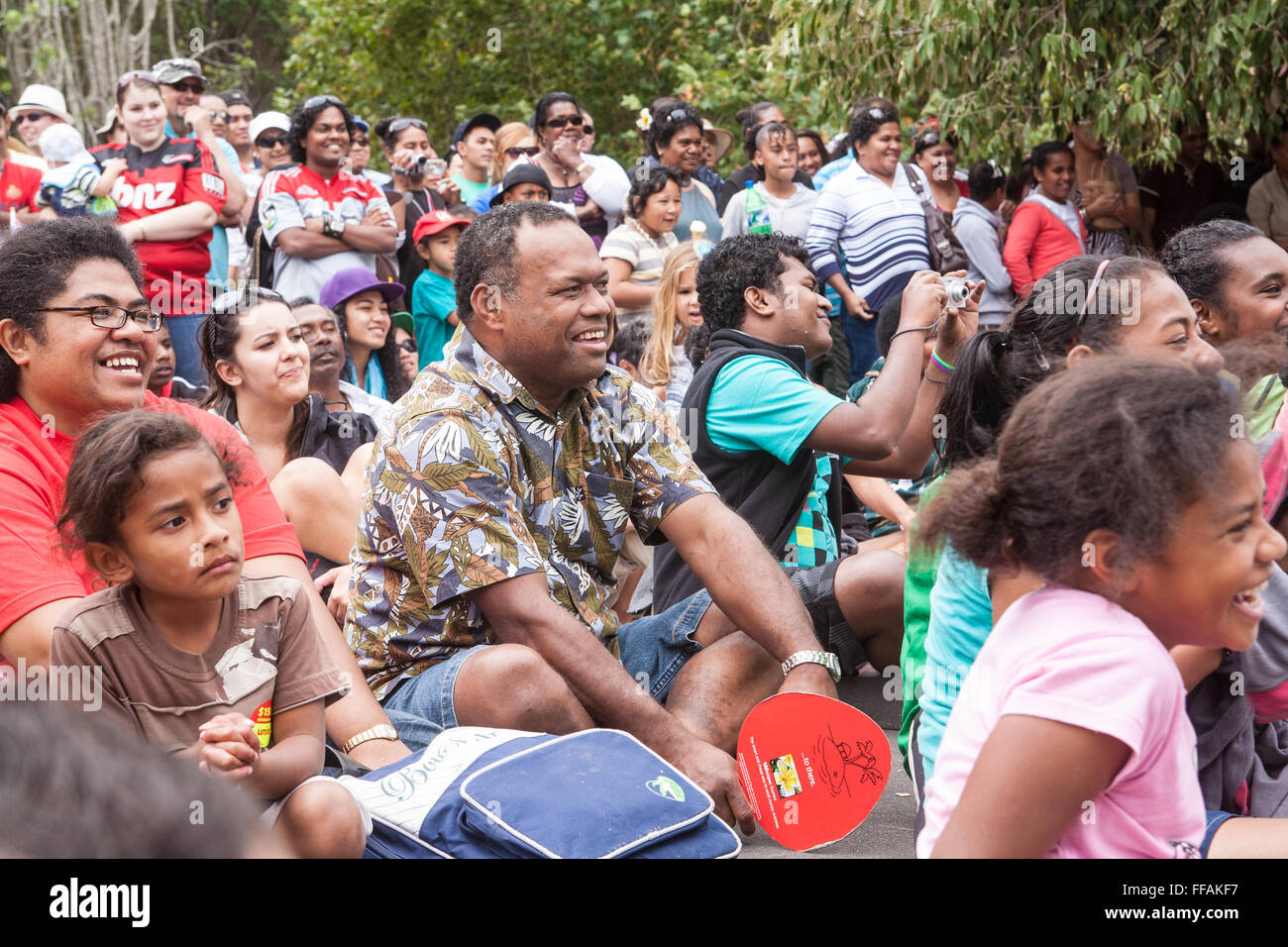 Pubblico dalle isole del Pacifico la visualizzazione gli interpreti di marcia annuale raduno al Festival Pasifika,Auckland, Nuova Zelanda Foto Stock