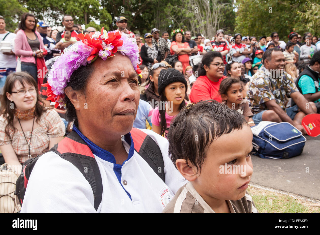 Pubblico dalle isole del Pacifico la visualizzazione gli interpreti di marcia annuale raduno al Festival Pasifika,Auckland, Nuova Zelanda Foto Stock