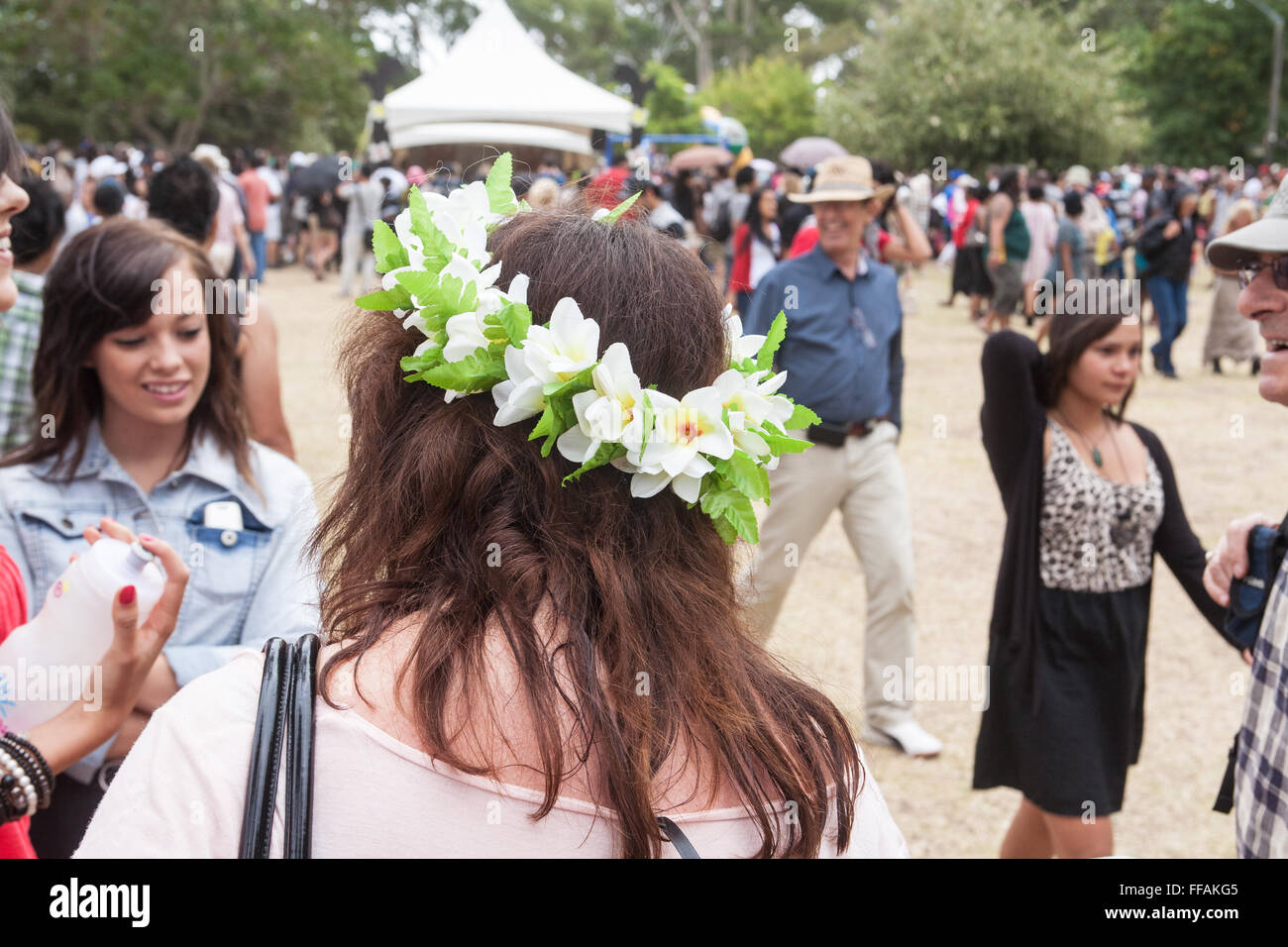 Pubblico dalle isole del Pacifico la visualizzazione gli interpreti di marcia annuale raduno al Festival Pasifika,Auckland, Nuova Zelanda Foto Stock