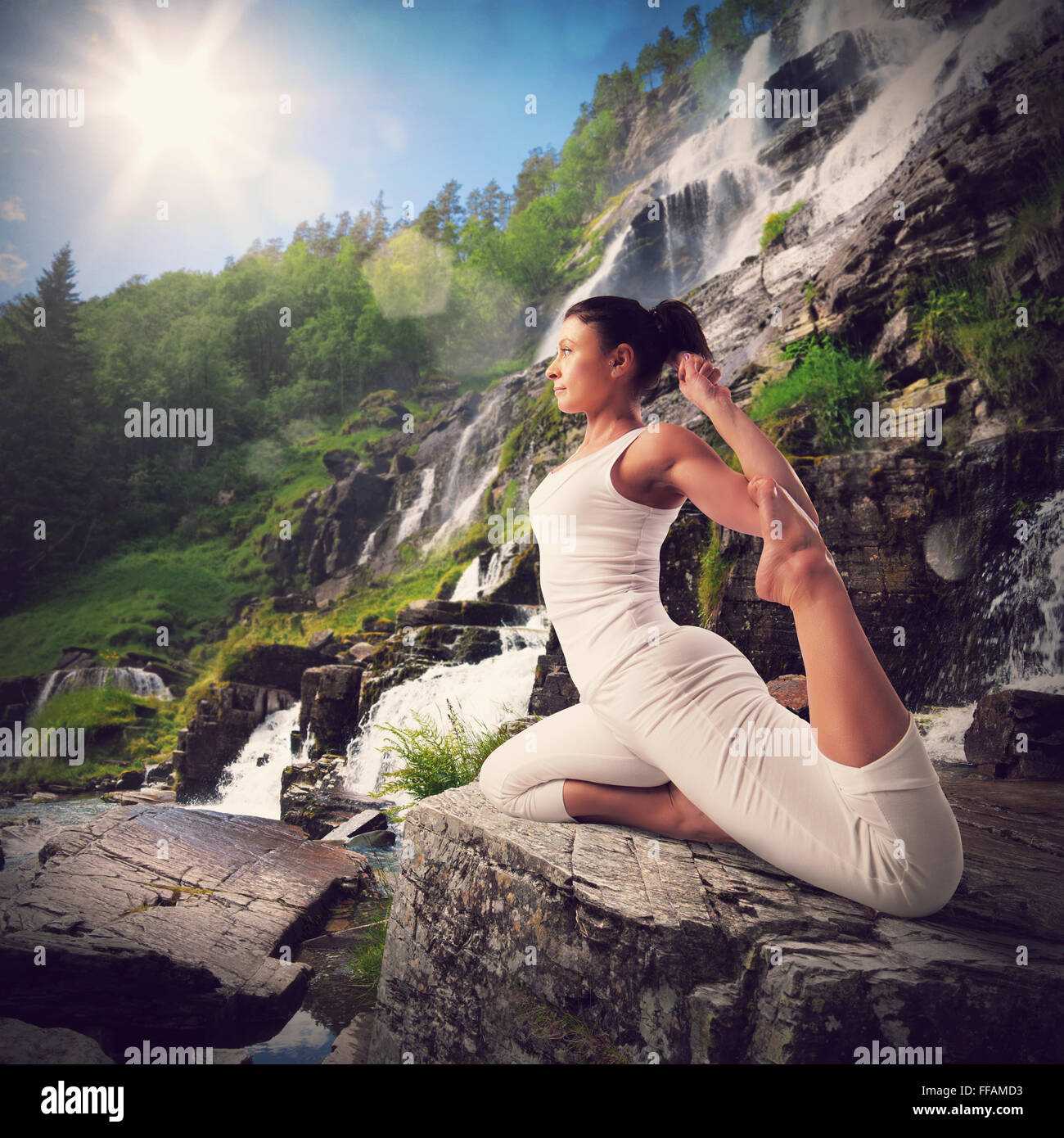 Lo Yoga in un paesaggio naturale Foto Stock