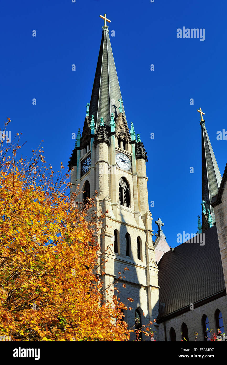 Una torre orologio su Gesu chiesa come si vede dal campus della Marquette University a Milwaukee nel Wisconsin. Foto Stock