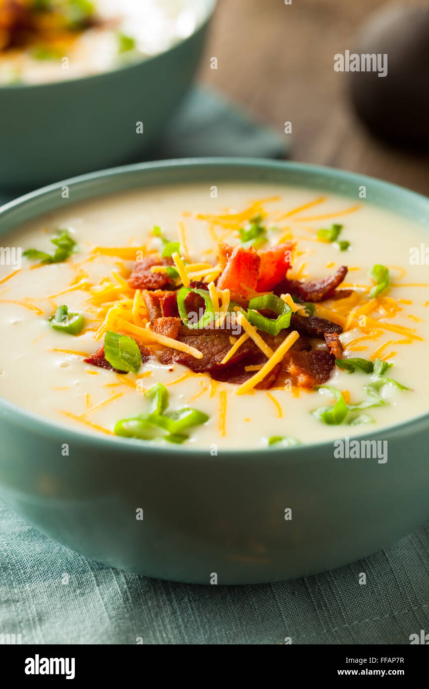 Crema cotta caricate la zuppa di patate con pancetta e formaggio Foto Stock