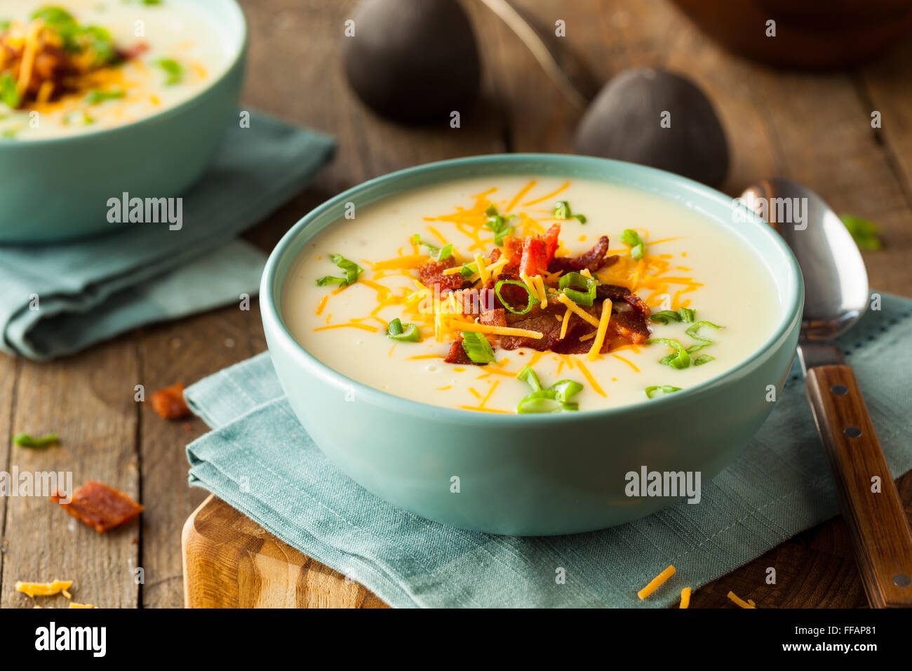 Crema cotta caricate la zuppa di patate con pancetta e formaggio Foto Stock