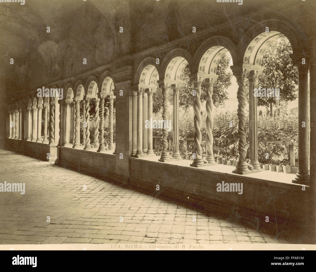 Roma: chiostri, 1890s. /NCloisters della Basilica di San Paolo fuori le Mura a Roma, Italia. Fotografia, 1890s. Foto Stock