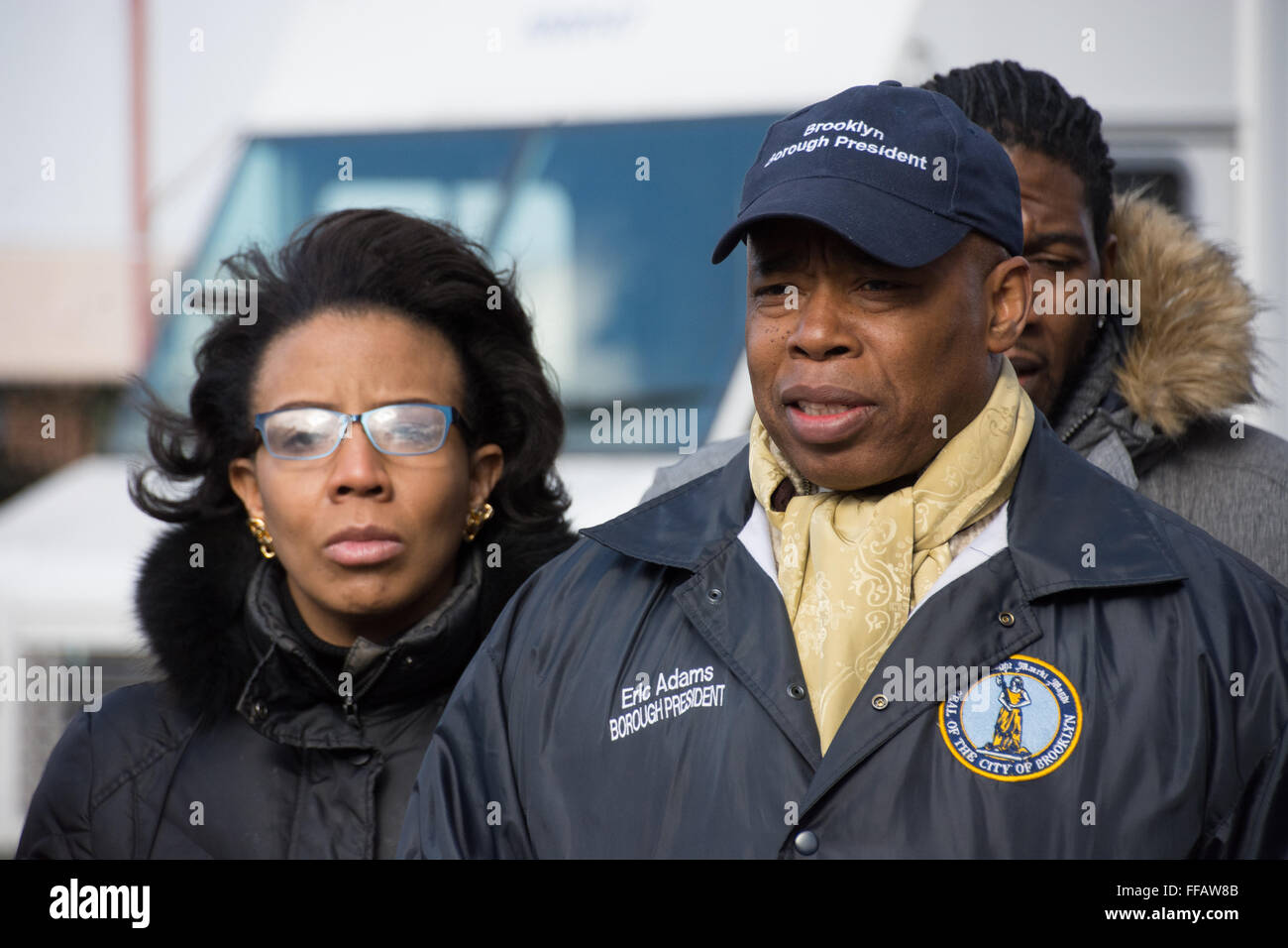 Brooklyn, Stati Uniti d'America. 11 Febbraio, 2016. Brooklyn Borough Presidente Eric Adams condanna i recenti slashings presso il sito di un coltello fatalità di essere chiamato un suicidio da parte di autorità in Ocean Hill, Brooklyn. Credito: M. Stan Reaves/Alamy Live News Foto Stock