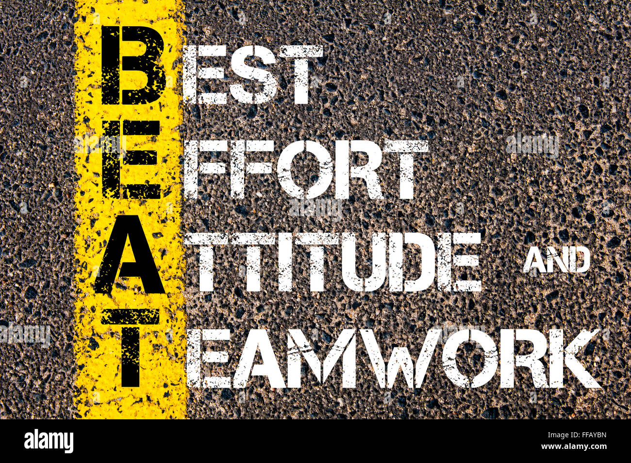 Concetto di immagine del Business acronimo BEAT Best Effort, atteggiamento, e il lavoro di squadra scritto oltre la segnaletica stradale vernice gialla linea Foto Stock