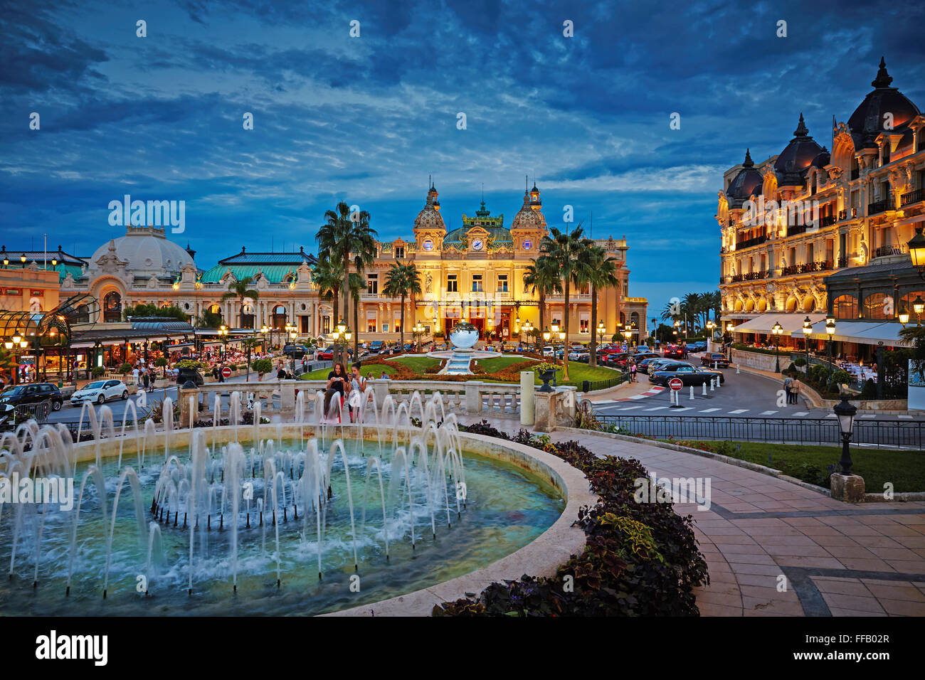 Il Principato di Monaco, Montecarlo, 04.09.2015: Casino Monte-Carlo nella notte, l'hotel de Paris, l'illuminazione notturna, vetture di lusso, giocatori tour Foto Stock