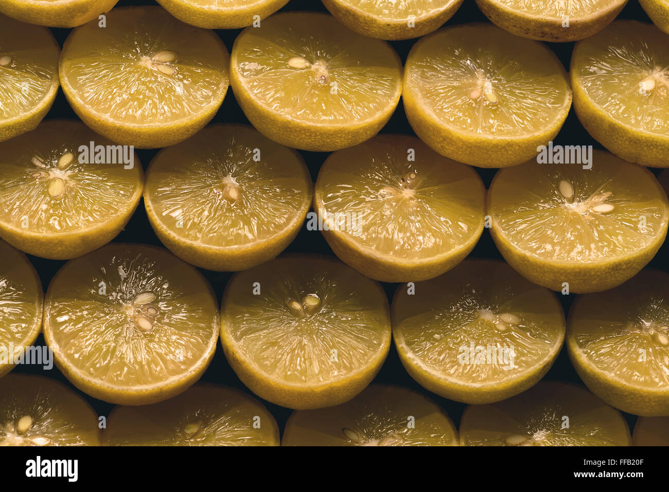 Vari limoni a fettine su una superficie piana. Foto Stock