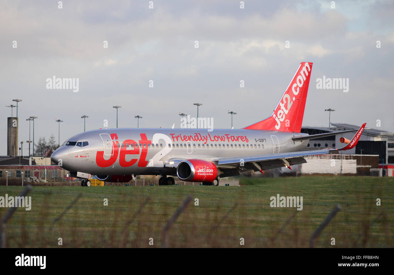 Un Jet2 aereo pronto al decollo a Leeds Bradford Airport. Immagine: Scott Bairstow/Alamy Foto Stock