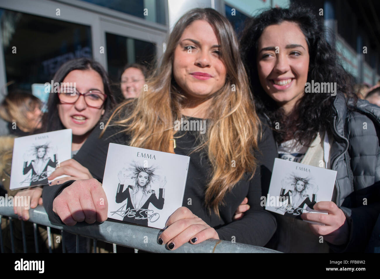 Torino, Italia. Xi Febbraio, 2016. Emma Marrone segni autografi durante la presentazione di "Adesso" 11 febbraio 2016 a Torino. Credito: Stefano Guidi/Alamy Live News Foto Stock