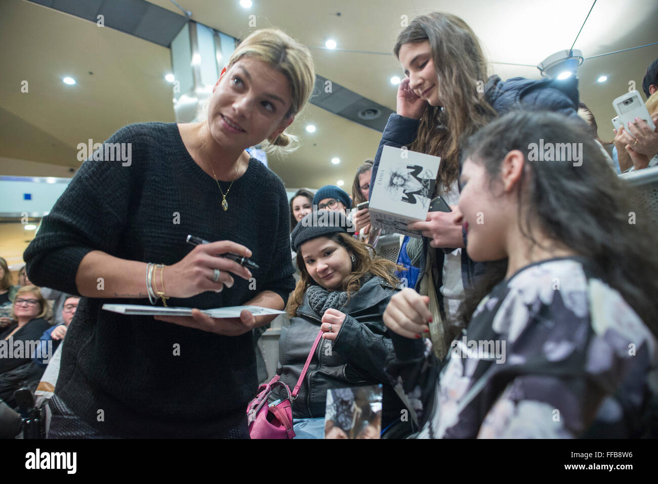 Torino, Italia. Xi Febbraio, 2016. Emma Marrone segni autografi durante la presentazione di "Adesso" 11 febbraio 2016 a Torino. Credito: Stefano Guidi/Alamy Live News Foto Stock