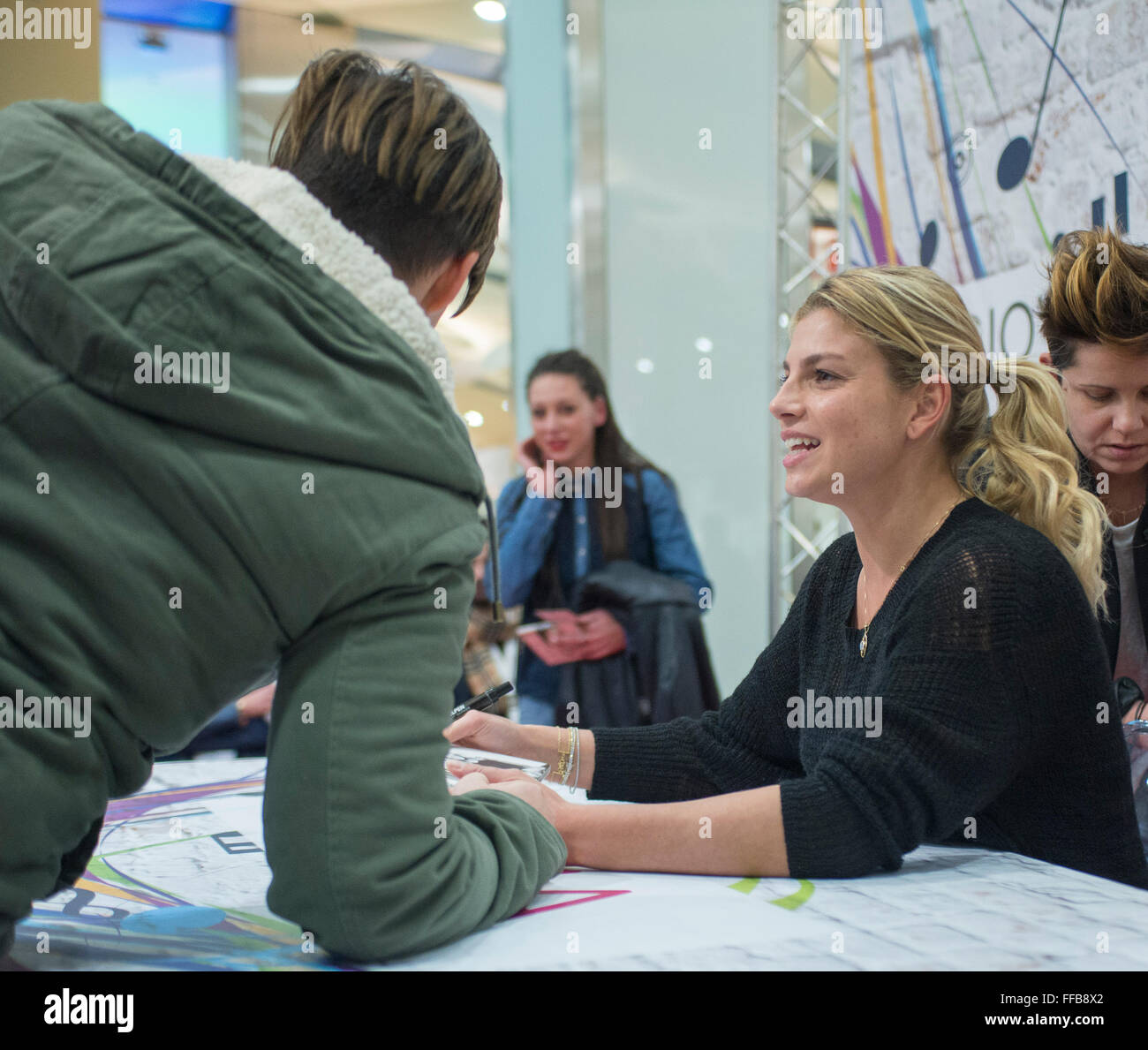 Torino, Italia. Xi Febbraio, 2016. Emma Marrone segni autografi durante la presentazione di "Adesso" 11 febbraio 2016 a Torino. Credito: Stefano Guidi/Alamy Live News Foto Stock