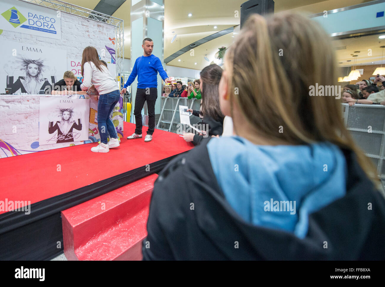 Torino, Italia. Xi Febbraio, 2016. Emma Marrone segni autografi durante la presentazione di "Adesso" 11 febbraio 2016 a Torino. Credito: Stefano Guidi/Alamy Live News Foto Stock
