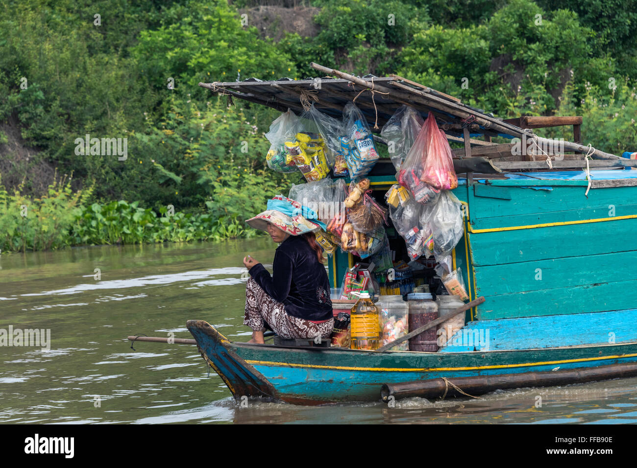 Flottante barca di negozi di generi alimentari, Chong Khneas villaggio galleggiante, Fiume Siem Reap, Cambogia Foto Stock