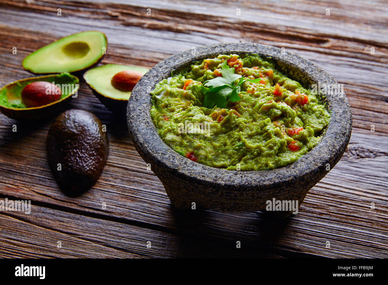 Guacamole avocado su molcajete Real Mexican procedura tradizionale Foto Stock