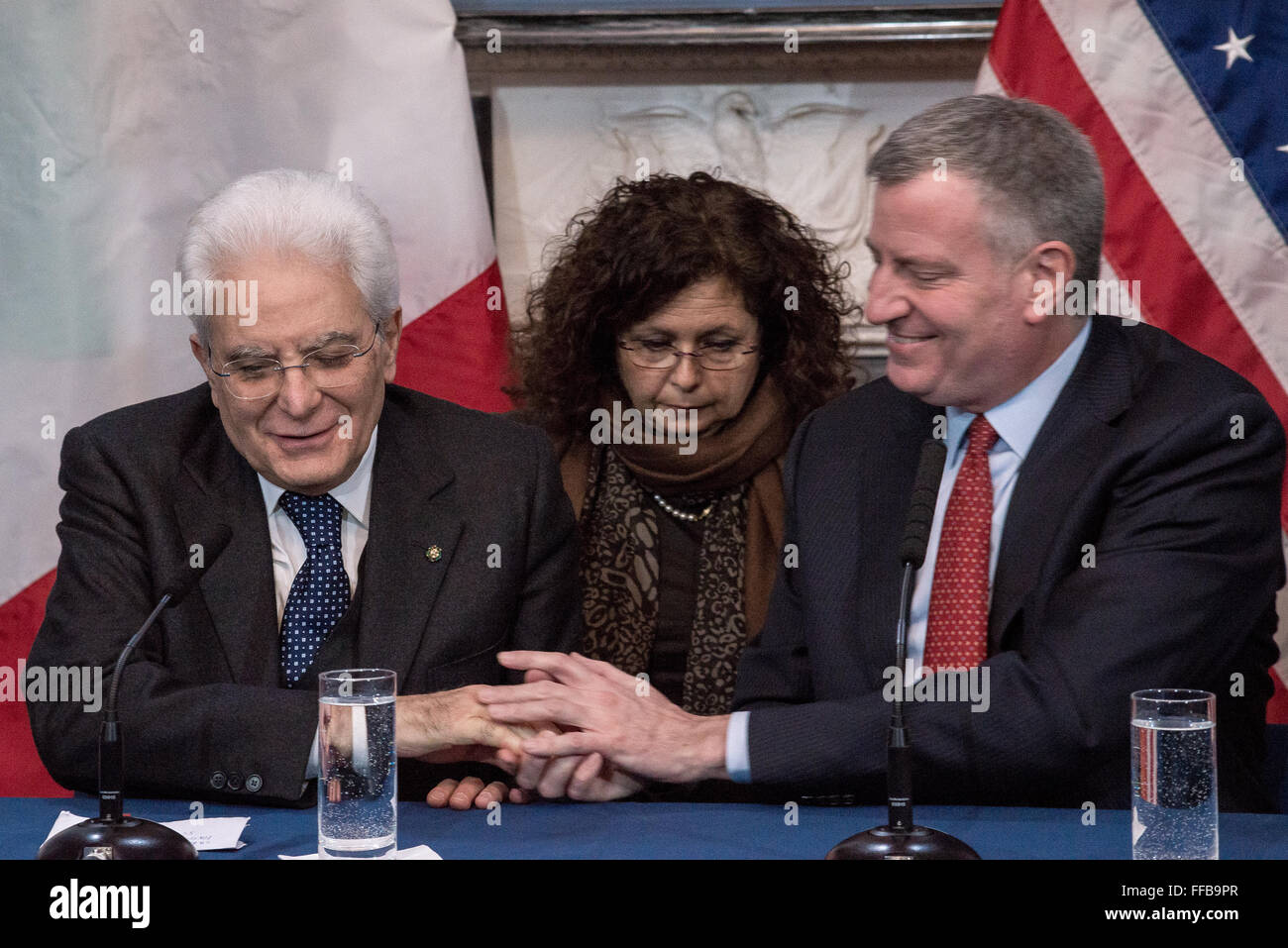 New York, Stati Uniti. Xi Febbraio, 2016. Il sindaco di New York Bill de Blasio ha accolto il presidente italiano Sergio Mattarella nel secondo giorno della sua visita in città come parte di un periodo di sette giorni di visita ufficiale negli Stati Uniti. Credito: Albin Lohr-Jones/Pacific Press/Alamy Live News Foto Stock