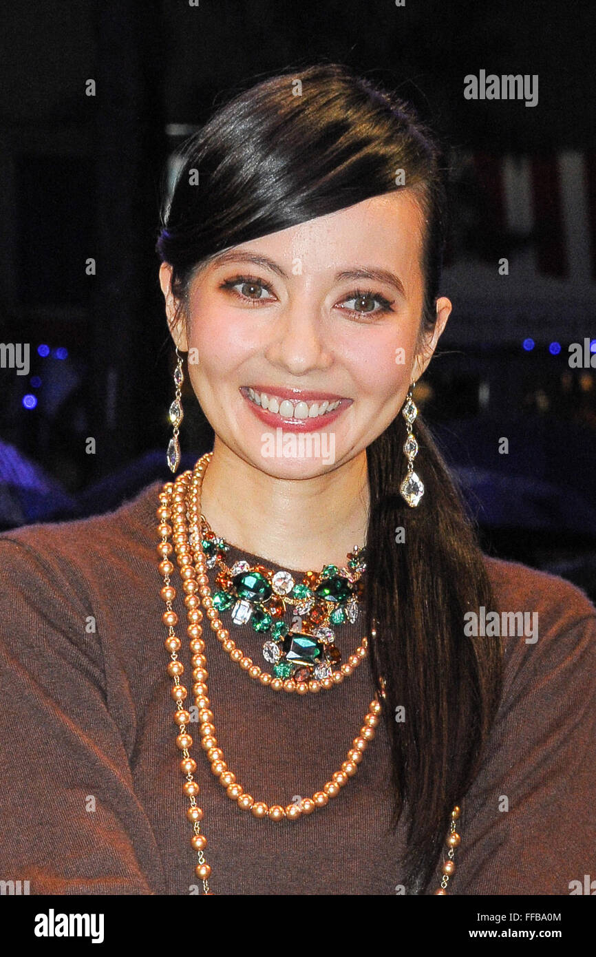 Becky (File foto da Nov 10, 2015: giapponese TV personality Becky assiste ad una illuminazione illuminazione cerimonia al Tokyo Dome City a Tokyo in Giappone il 10 novembre 2015.) popolari giapponesi intrattenitore femmina, Becky (Rebecca Eri Ray Vaughan) goduto di 15 anni di carriera in televisione giapponese che figurano nella pubblicità e nei programmi di varietà quasi ogni notte ma tutto questo ebbe fine quando la notizia della sua vicenda con un cantante sposato si è rotto. Il 31 enne intrattenitore era "colpevole" di rompere la sua immagine di essere pura e pulita in un paese in cui potenti agenzie gestire la vita dei cantanti, attori e cele Foto Stock