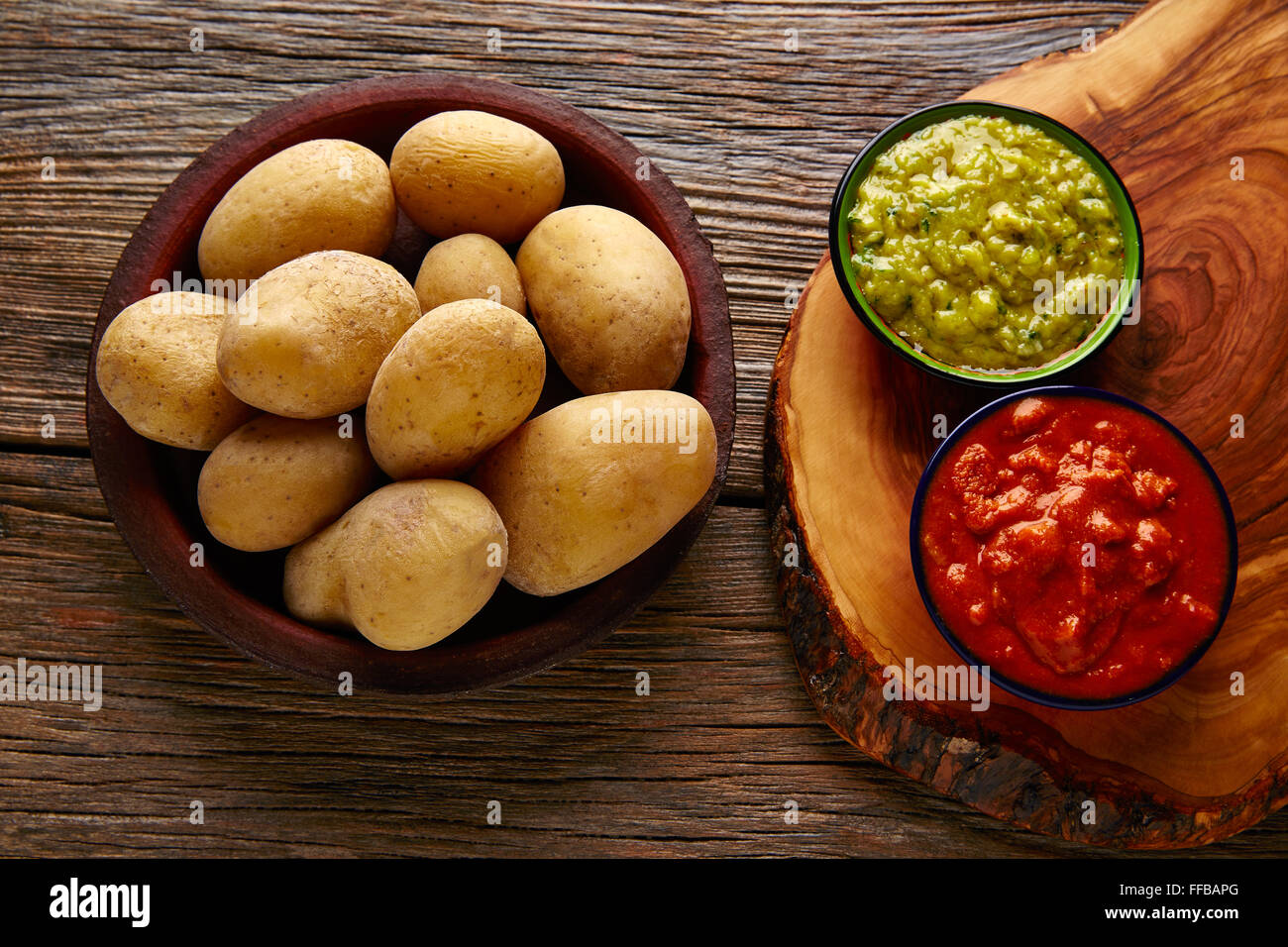 Papas arrugas al mojo isole Canarie di patate rugosa con verde e rosso e salse Foto Stock