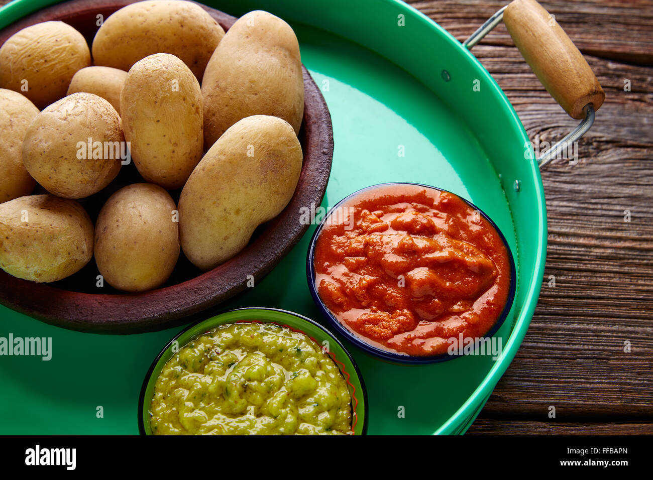 Papas arrugas al mojo isole Canarie di patate rugosa con verde e rosso e salse Foto Stock