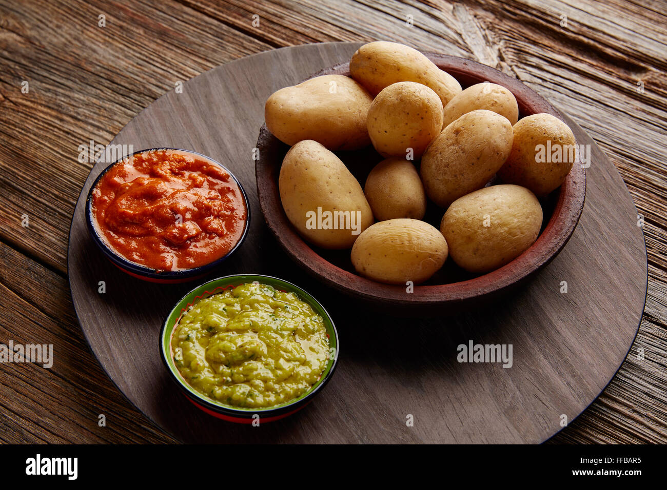 Papas arrugas al mojo isole Canarie di patate rugosa con verde e rosso e salse Foto Stock