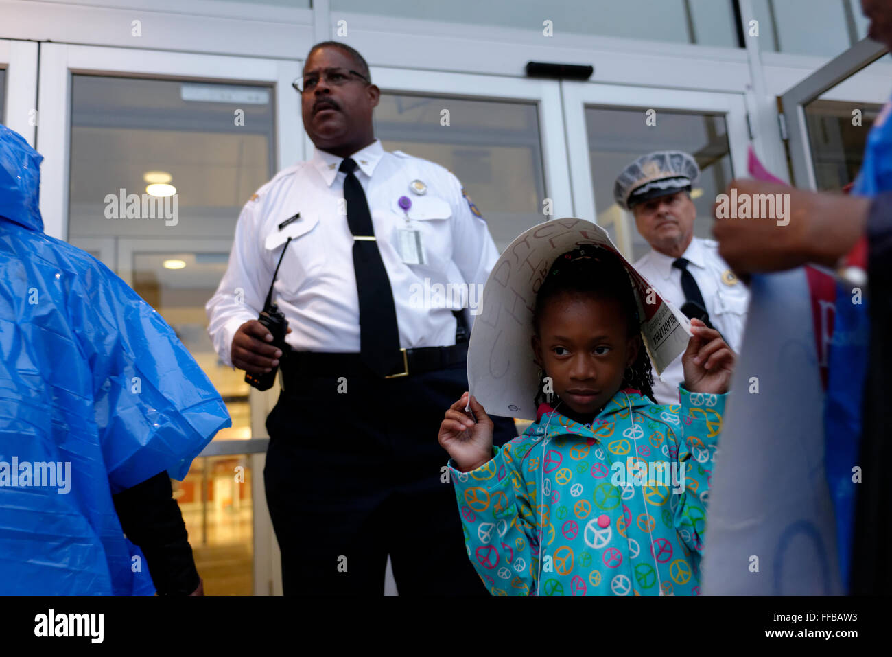Protesta davanti a nov. 19, 2015 La riforma della scuola Commissione Azione maratona incontro al distretto scolastico di Philadelphia in sede. Foto Stock