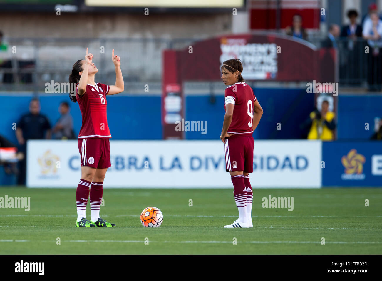 Frisco, Texas, Stati Uniti d'America. 10 Febbraio, 2016. Messico avanti Desiree Monsivais (16) e in Messico in avanti Maribel Dominguez (9) durante la partita tra Puerto Rico e Messico durante la CONCACAF 2016 Qualificazione Olimpica campionato a Toyota Stadium, in Frisco, Texas. Shane Roper/CSM/Alamy Live News Foto Stock