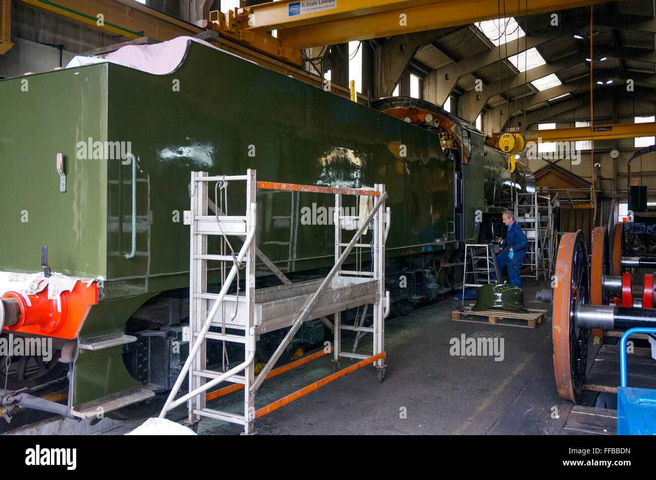 Il rinnovamento di un vecchio treno a vapore a Sheffield Park Station Foto Stock